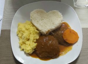Una foto de Asado de Pejerrey (Carne) y puré modo peruano