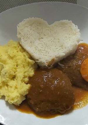 Una foto de Asado de Pejerrey (Carne) y puré modo peruano