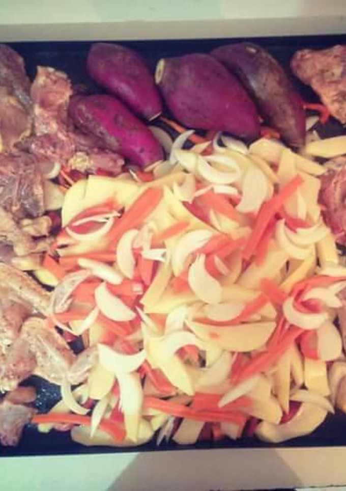 Una foto de Pollo al horno con verduras