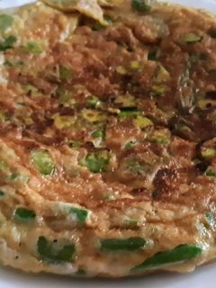 Una foto de Tortilla de habitas con queso