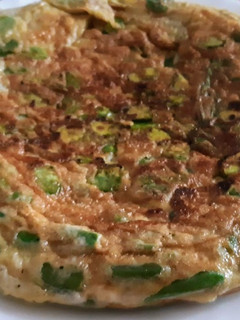 Una foto de Tortilla de habitas con queso