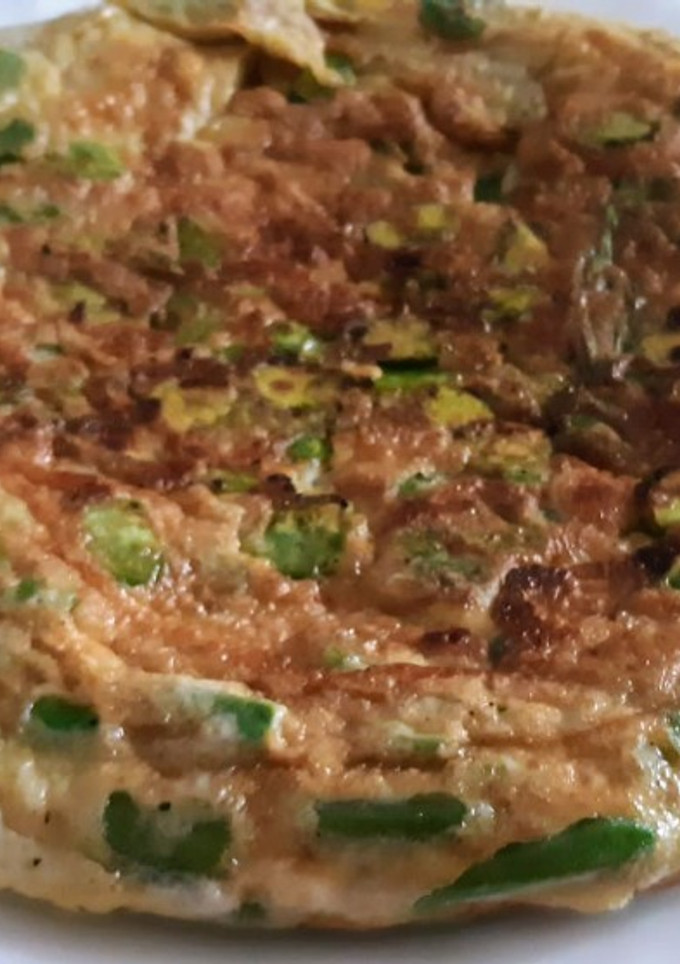 Una foto de Tortilla de habitas con queso