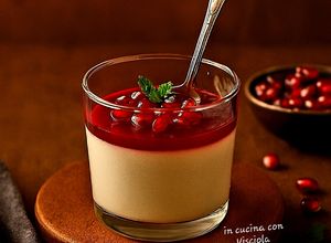 Foto di Mousse al Melograno con Gelatina e Semi Croccanti