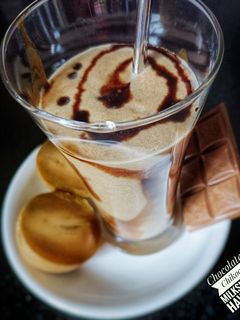 चॉकलेट चिकू मिल्कशेक (Chocolate Chikoo milk shake recipe in marathi) रेसिपी चे मुख्य फोटो 
