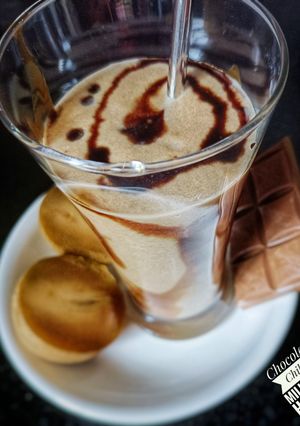 चॉकलेट चिकू मिल्कशेक (Chocolate Chikoo milk shake recipe in marathi) रेसिपी चे मुख्य फोटो 