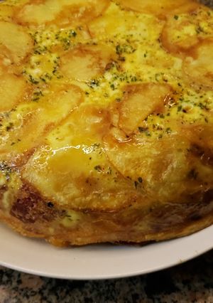 Una foto de Tortilla de papas chorizo Colorado y muzzarella