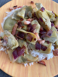 Una foto de Arroz con alcachofas, cebolla roja y bacon