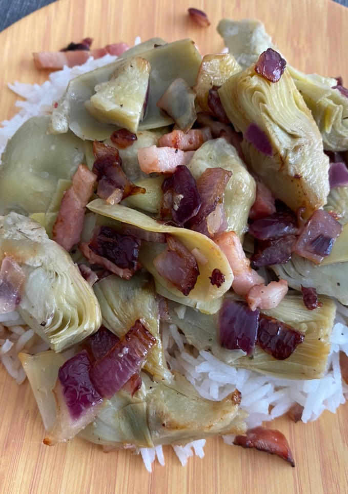 Una foto de Arroz con alcachofas, cebolla roja y bacon