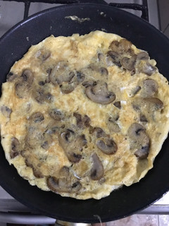 Una foto de Tortilla francesa con champiñones a la pimienta y pimentón (hecha anoche)