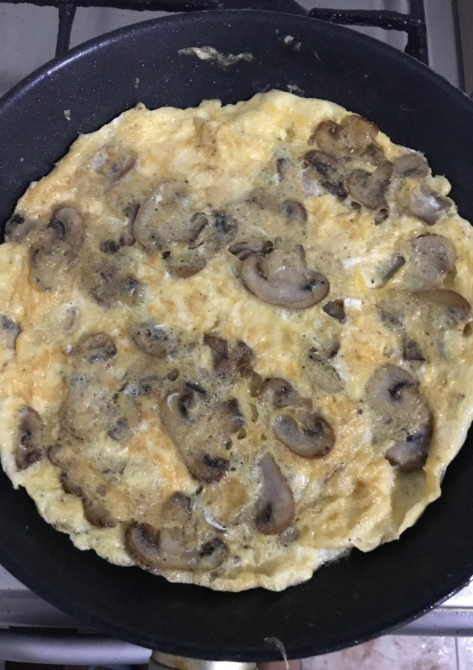 Una foto de Tortilla francesa con champiñones a la pimienta y pimentón (hecha anoche)