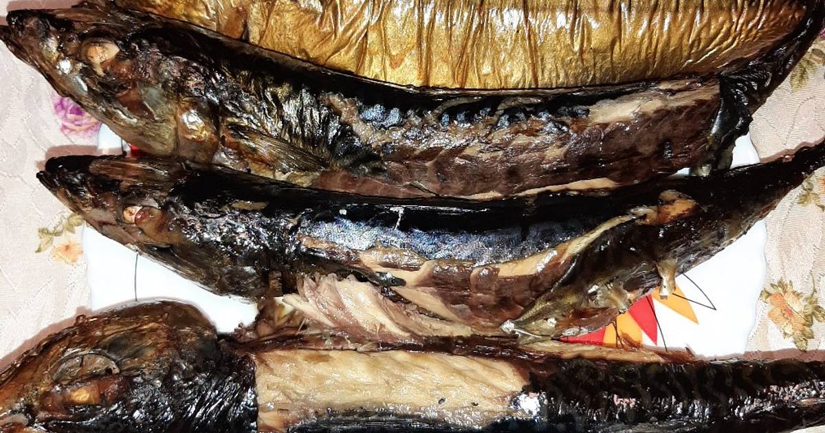 Рецепт со скумбрией горячего копчения. Копченая скумбрия горячего копчения. Копчёная скумбрия в коптильне. Скумбрия горячего копчения. Скумбрия горячего.