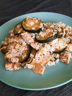 Una foto de Arroz con pollo, calabacín y limón🍚🍗🥒🍋
