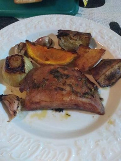 Una foto de Carne de cerdo al horno con vegetales