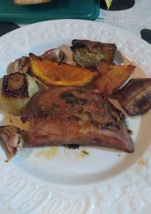 Una foto de Carne de cerdo al horno con vegetales