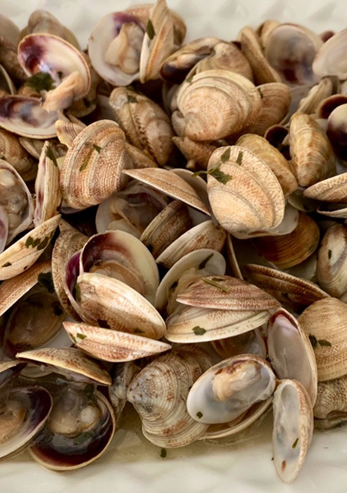 Una foto de Chirlas con ajito y guindilla