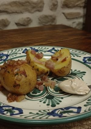 Una foto de Patatas "Revolconas" con jamón serrano