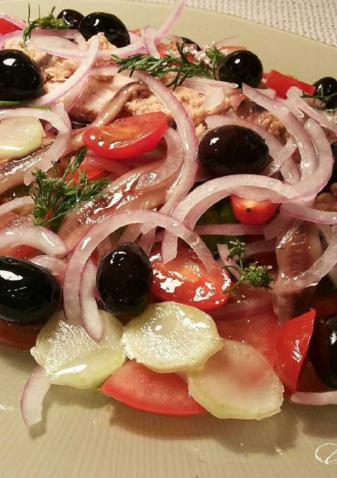 Una foto de Ensalada imperial, de atún y anchoas caseras
