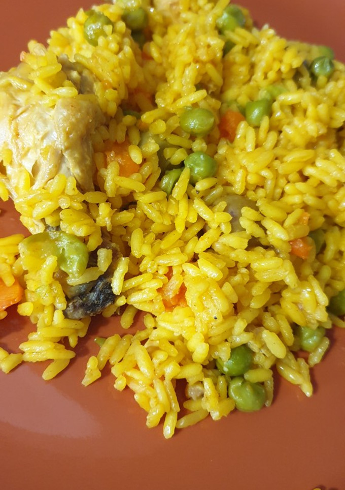 Una foto de 🍴🍗 Arroz con muslitos de pollo