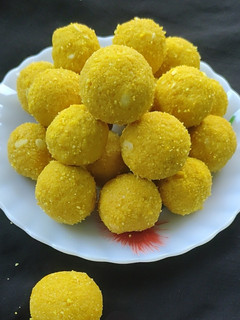 दानेदार बेसन के लड्डू (Danedar besan ke ladoo recipe in Hindi) रेसिपी मुख्य फोटो