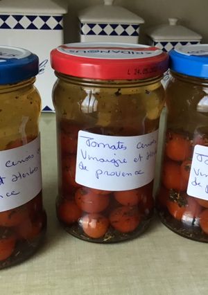 Une photo de Tomates cerises du jardin au vinaigre et herbes de Provence