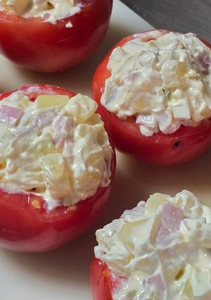 Una foto de Tomates rellenos de ensaladilla de jamón