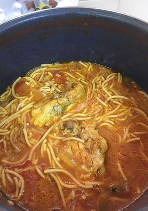 Una foto de Pollo con arroz y fideos