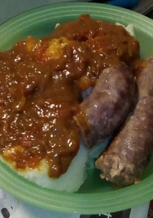 A picture of Pap, gravy and boerewors.