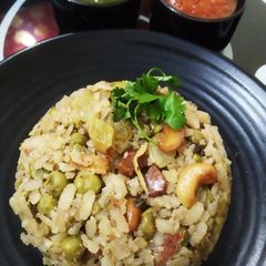 A picture of Banarasi chura (poha) matar.