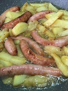 Una foto de Salchichas de pollo al ajo cabañil