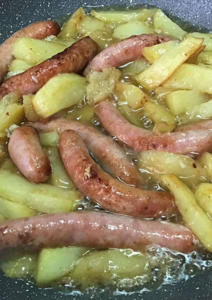 Una foto de Salchichas de pollo al ajo cabañil