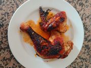 Una foto de pollo asado con soja y miel
