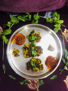 વેજ રવા હાંડવો (Veg. Rava Handvo Recipe In Gujarati) રેસીપી મુખ્ય ફોટો