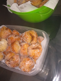 Una foto de Bolas de fraile y rosquitas