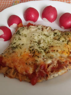 Una foto de Pizza de pisto con atún y queso
