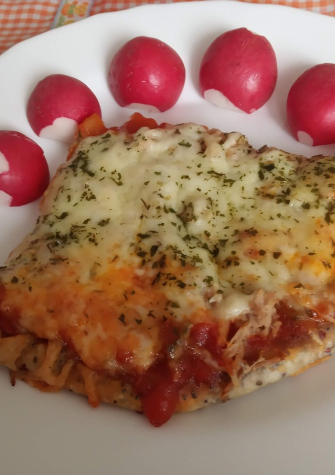 Una foto de Pizza de pisto con atún y queso