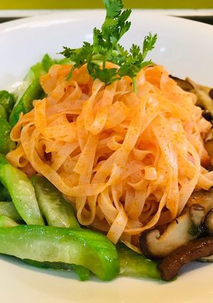 Hình của món Phở khô xào gấc rau nấm.