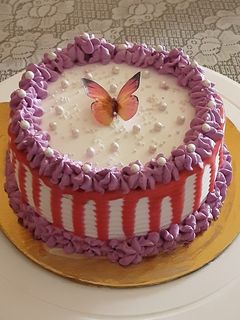 स्ट्रॉबेरी केक(Strawberry cake recipe in hindi) रेसिपी मुख्य फोटो
