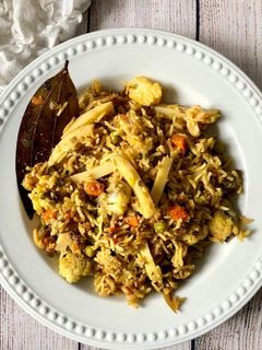 વેજીટેબલ પુલાવ (Vegetable Pulao Recipe In Gujarati) રેસીપી મુખ્ય ફોટો
