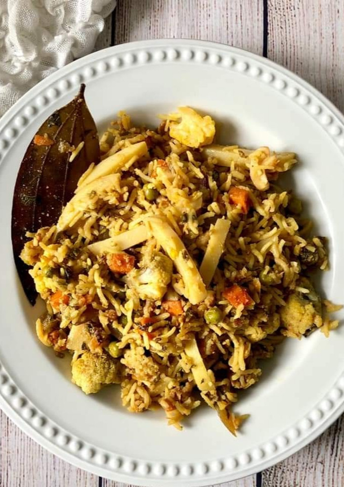 વેજીટેબલ પુલાવ (Vegetable Pulao Recipe In Gujarati) રેસીપી મુખ્ય ફોટો