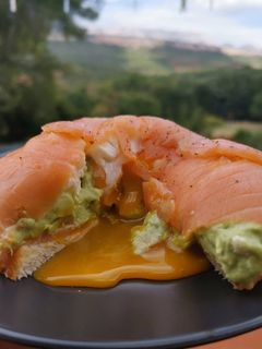 Une photo de Dome de saumon avocat et œuf poché