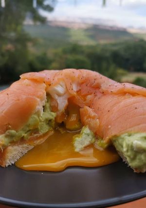 Une photo de Dome de saumon avocat et œuf poché