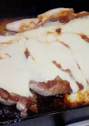 Una foto de Matambre de cerdo a la pizza en plancheta