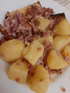 Una foto de Patatas deluxe, con bacon, jamón y queso