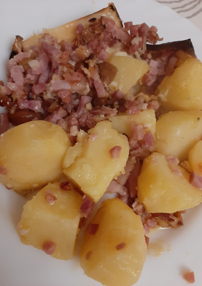 Una foto de Patatas deluxe, con bacon, jamón y queso