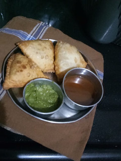 સમોસા (Samosa Recipe In Gujarati) રેસીપી મુખ્ય ફોટો