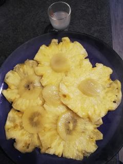 Une photo de Carpaccio d'ananas et kiwi jaune accompagné de son sirop