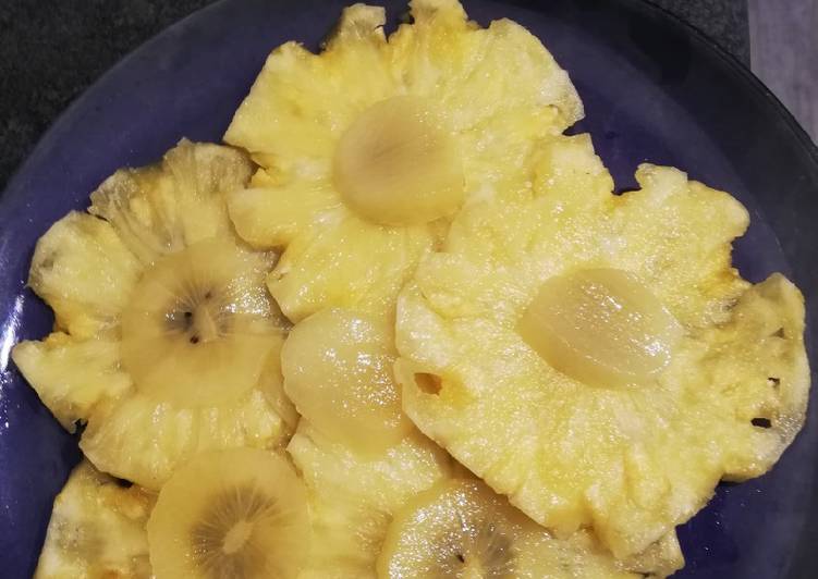 Carpaccio d'ananas et kiwi jaune accompagné de son sirop