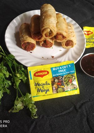 पोटैटो रोल मैगी मसाला ट्विस्ट (potato roll maggi masala twist recipe in Hindi) रेसिपी मुख्य फोटो