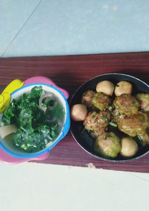 Hình của món Khổ qua dồn chả cá kho tương ăn kèm với canh rau ngót da heo.