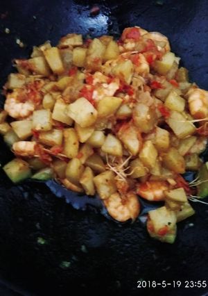 Foto resep Udang balado ditumpukan kentang #bikinramadanberkesan